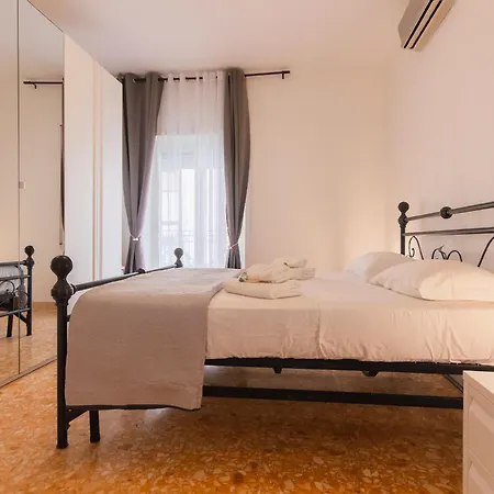 Delizioso A Cinecitta Vicino Metro A Wifi & Ac アパート