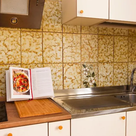 Delizioso A Cinecitta Vicino Metro A Wifi & Ac * ローマ