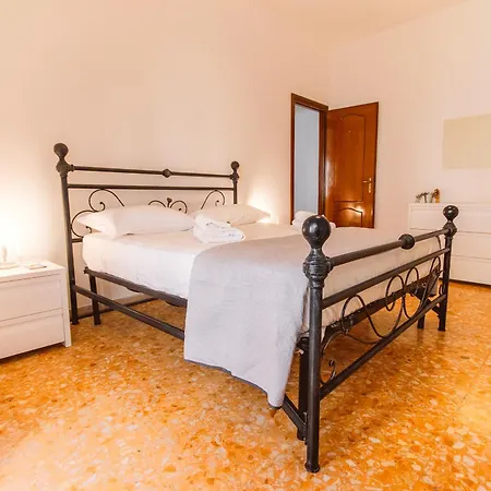 Delizioso A Cinecitta Vicino Metro A Wifi & Ac * ローマ